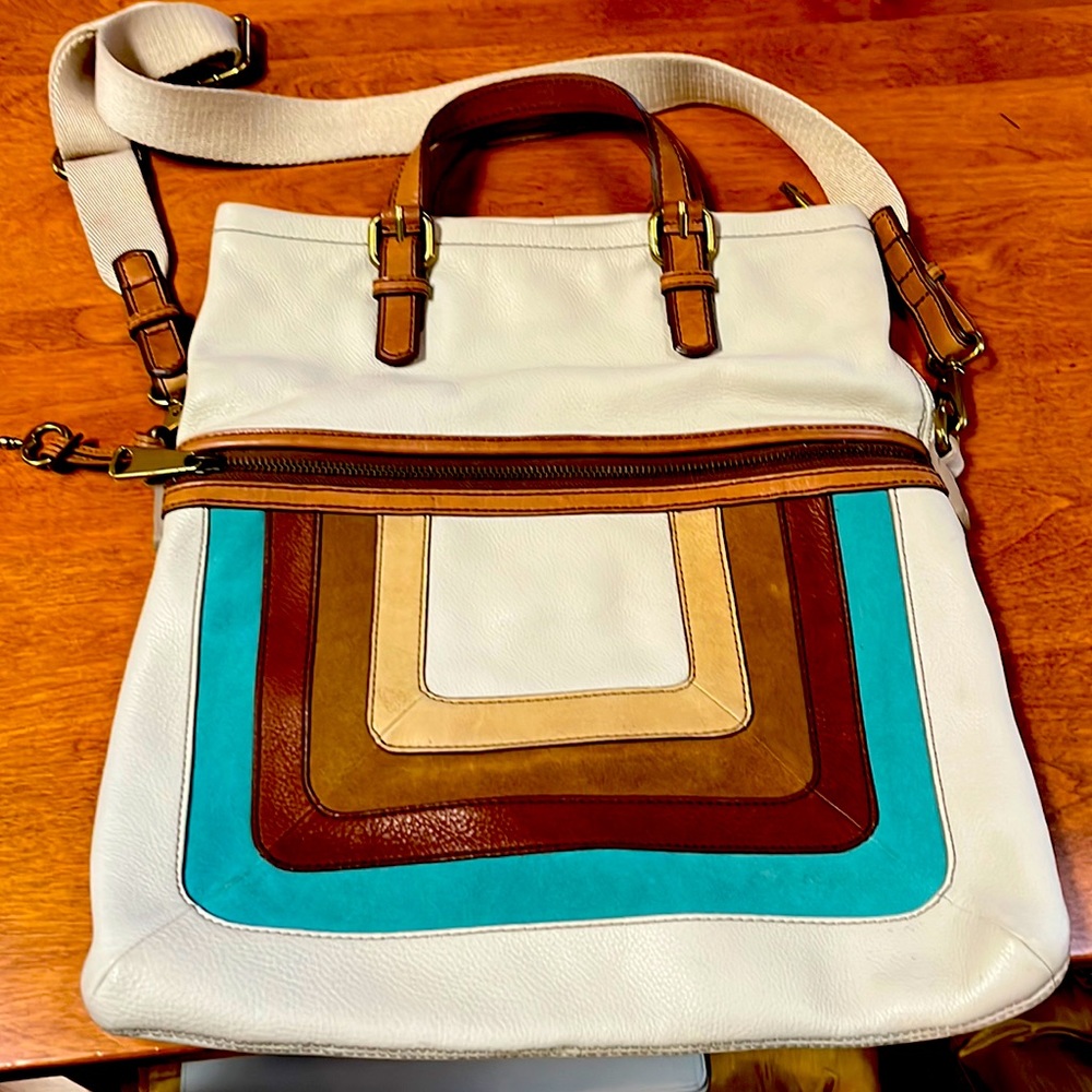 Like new Fossil Tote leather lots of storage pockets. Excellent condition